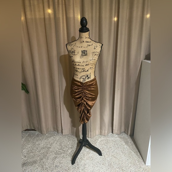 New LUSH ruched pencil skirt - Picture 9 of 14